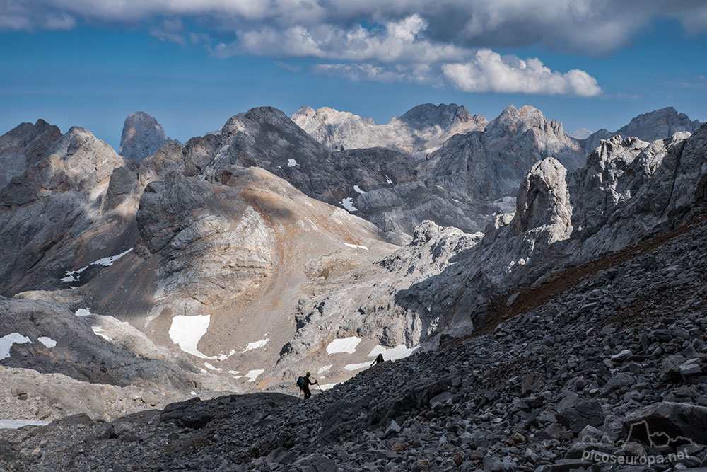 Volviendo de la escalada, aún queda mucho camino, en medio de la foto la Collada Blanca por la que deberemos pasar para dirigirnos de nuevo hacia Cabaña Verónica